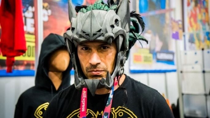 Horacio García Rojas y su “Batman Azteca”, figura de La Mole Convention 2026 Horacio García Rojas y su “Batman Azteca”, figura de La Mole Convention 2026