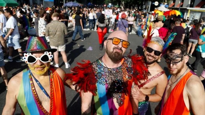 Masiva marcha de la comunidad LGBTI+ antifascista y antirracista