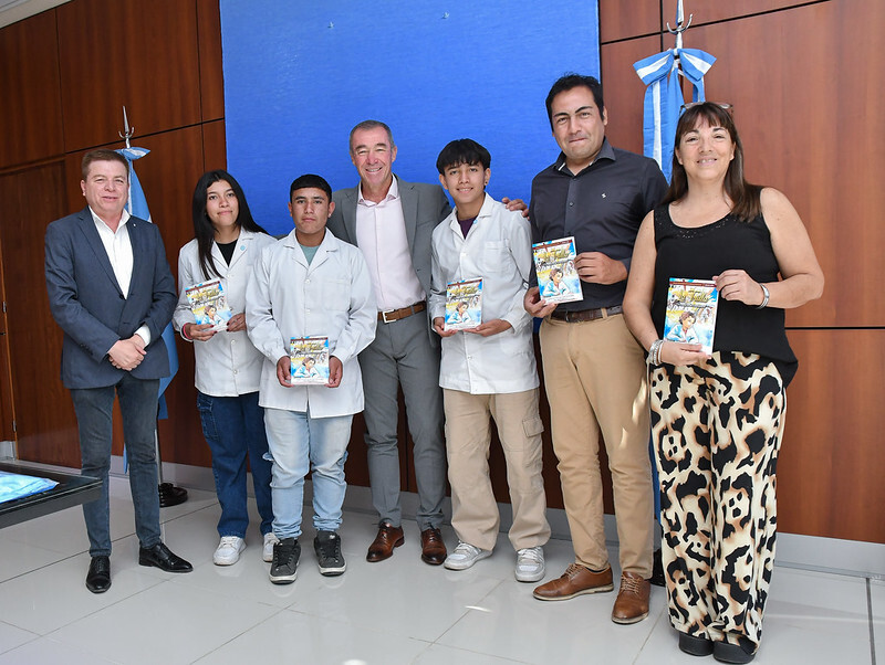 El Vicegobernador entregó ejemplares del libro La Trilla a sus autores