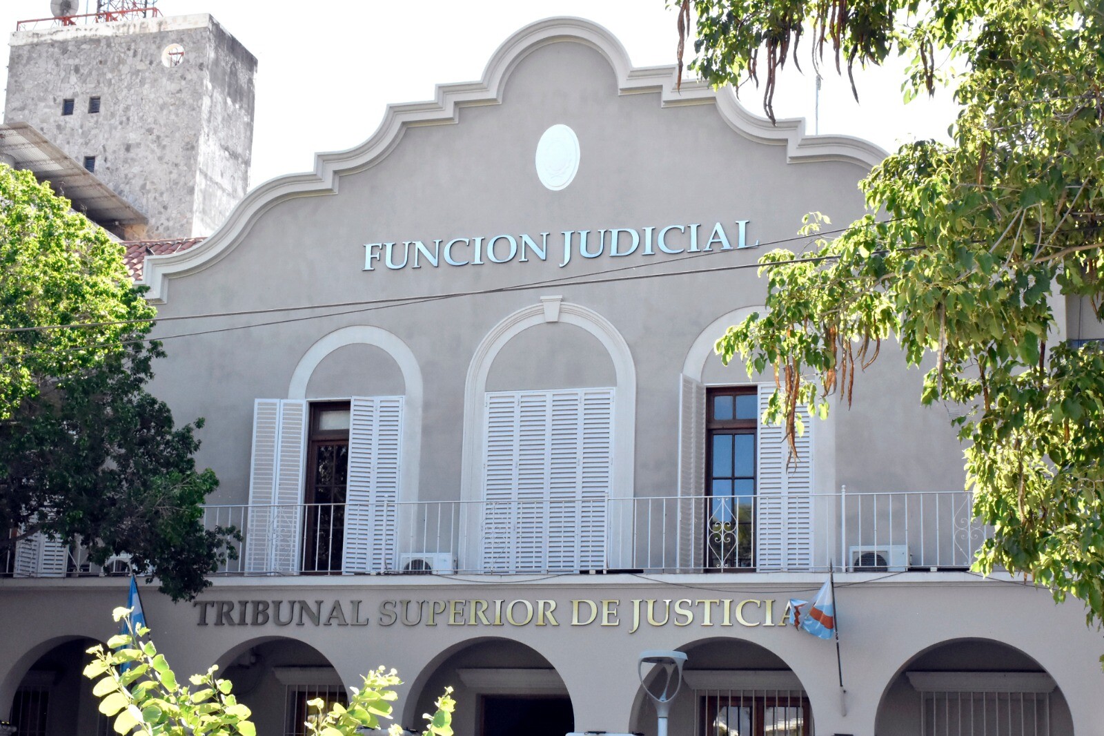 fachada_TSJ_de_cerca.jpeg EL TSJ DISPUSO LA SUSPENSIÓN PREVENTIVA DE UN AGENTE JUDICIAL IMPUTADO POR HURTO