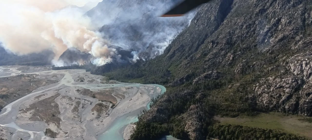 Fortalecen el operativo para controlar el incendio forestal en la zona de El Turbio