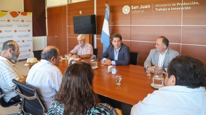 El ministro Gustavo Fernàndez recibió a las nuevas autoridades de la Federación de Viñateros en la sala de reunión del Ministerio de Producción, Trabajo e Innovación.