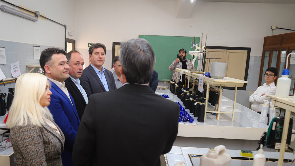 El ministro de Producción visitó el laboratorio de análisis del concurso ArgOliva