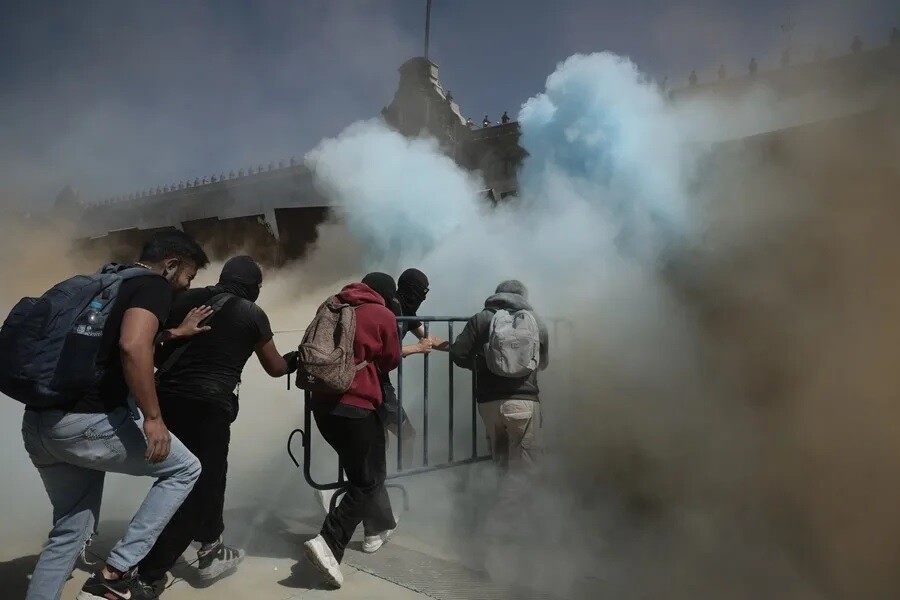 ff.jpg La marcha de la ‘Generación Z’ en México deja veinte civiles y más de cien policías heridos