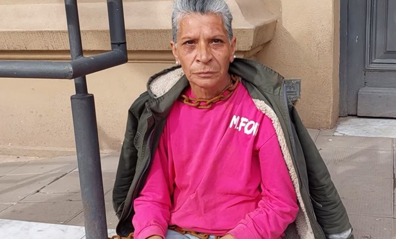 Desesperación en San Pedro: se encadenó en la Municipalidad para exigir una vivienda para sus hijos discapacitados