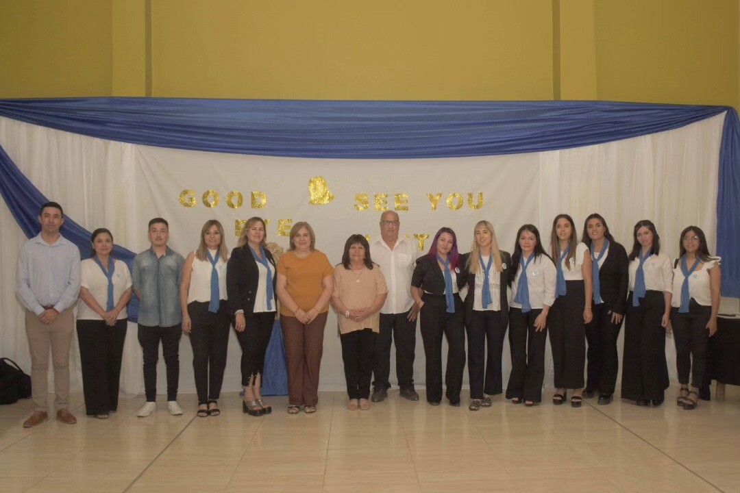 La intendenta de San Martin,Analia Becerra,participo del acto de finalización del ciclo lectivo del Instituto de Inglés San Martín.