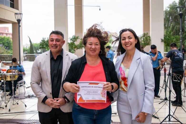 En el cierre de la Semana de los Emprendedores, la Dirección de Economía Social, dependiente del Ministerio de Familia y Desarrollo Humano, celebró una serie de actividades diseñadas para apoyar a los emprendedores locales.