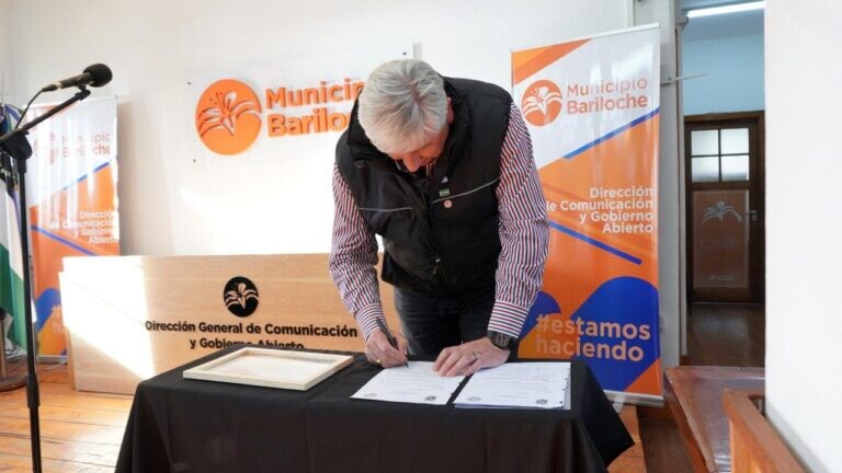 Un nuevo paso para el barrio 29 de Septiembre: El Intendente Walter Cortés entregó la promulgación