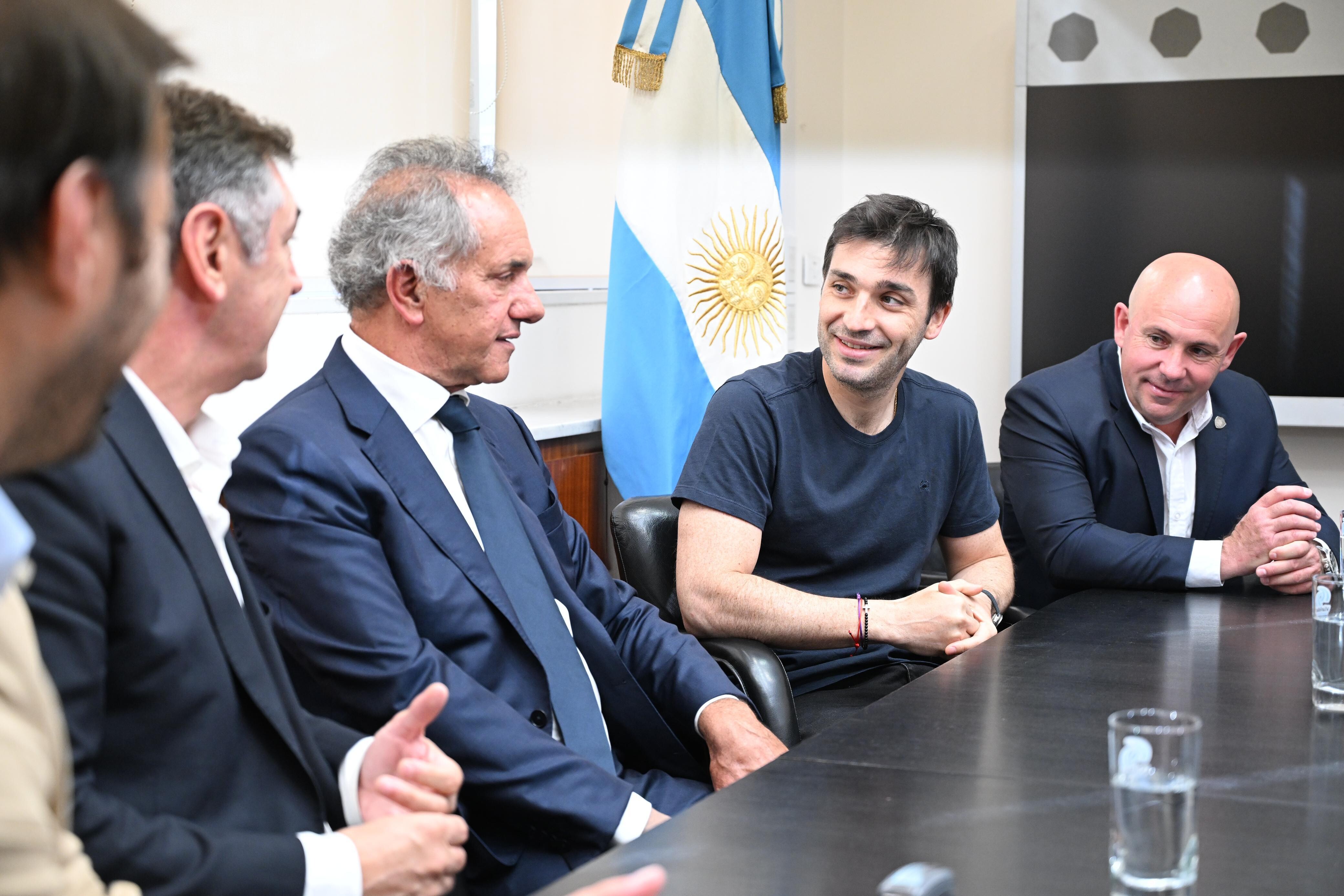 firma2.jpg Torres firmó un convenio con Vialidad Nacional y la Ruta 71 se convertirá en la “Ruta 40 Turística”, promoviendo los destinos de la Comarca
