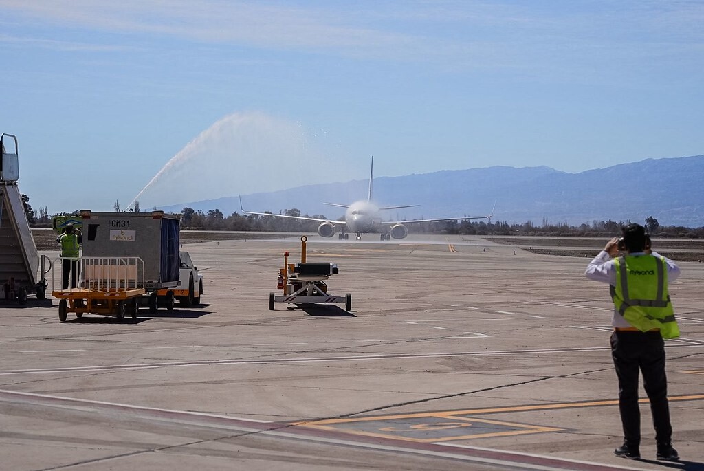 El gobernador Marcelo Orrego presenció la llegada del vuelo inaugural a San juan de la primera aerolínea low cost de Argentina que llega a la provincia, Flybondi.