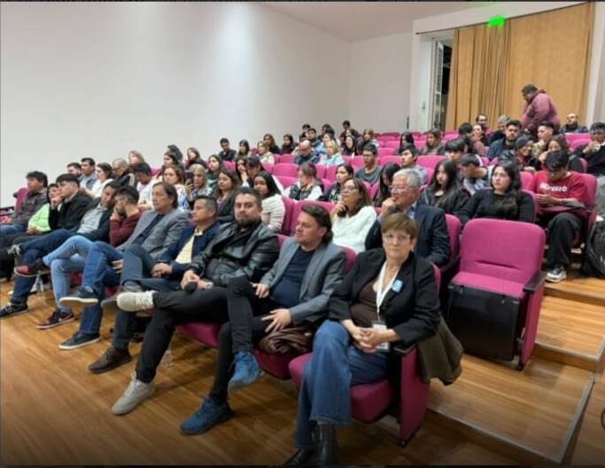 Tinogasta :  epicentro de un debate clave sobre el futuro digital