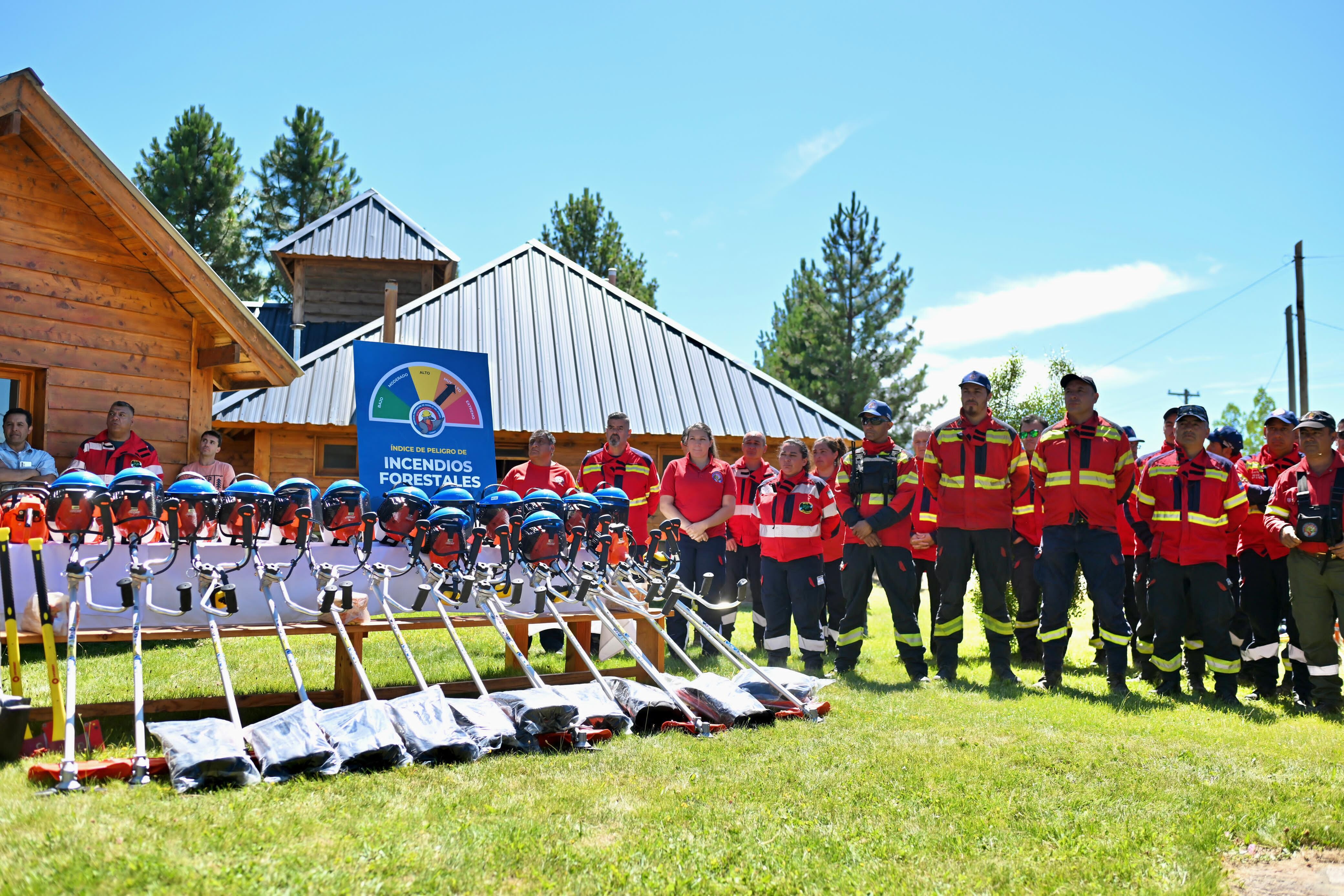 Torres encabezó entrega de equipamiento a brigadistas para reforzar las tareas de prevención de incendios en la Cordillera