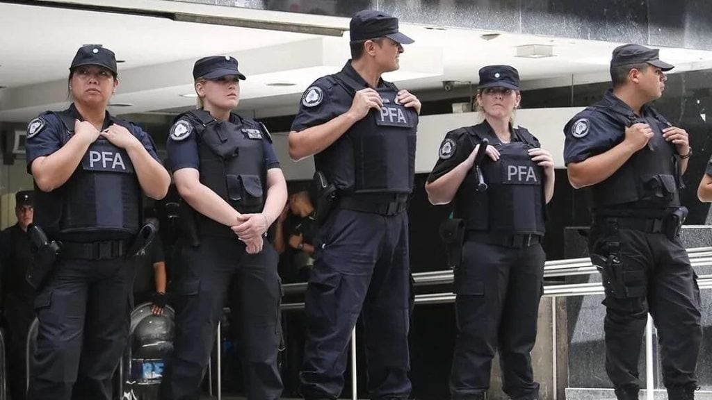 fuerzas-armadas-policia-federal-1024x576.jpg Descontento en las fuerzas: más de 2.200 efectivos pidieron la baja en seis meses por bajos sueldos y colapso en la atención médica