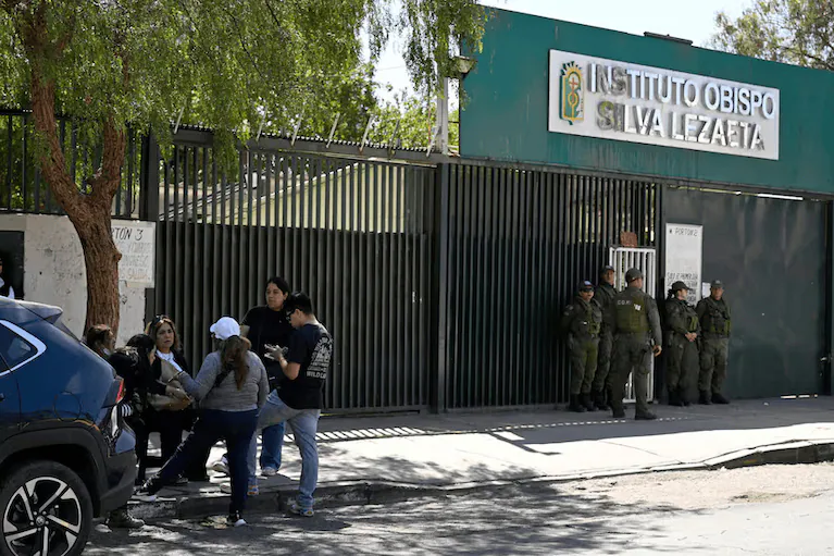 fuerzas-de-seguridad-montan-guardia-en-el-instituto-obispo-silva-lezaeta-en-la-ciudad-de-calama-foto-cortesiala-nacion-de-chile-HCY3LEOXSVHZVGJ32ZGNXUUKVY.webp fuerzas-de-seguridad-montan-guardia-en-el-instituto-obispo-silva-lezaeta-en-la-ciudad-de-calama-foto-cortesiala-nacion-de-chile-HCY3LEOXSVHZVGJ32ZGNXUUKVY.webp