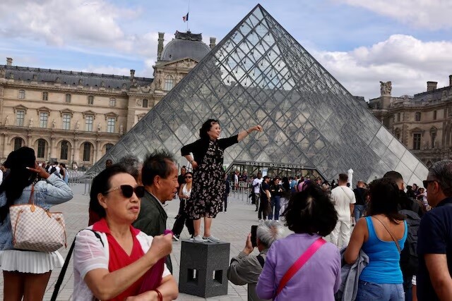 g.jpg Una fuga de agua en el Museo del Louvre de París daña libros del departamento de antigüedades egipcias.