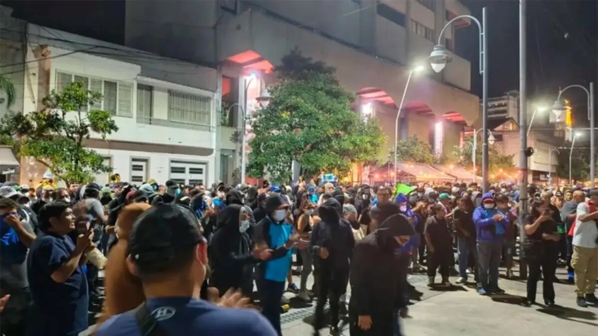 g.jpg Jujuy: incidentes frente a la Casa de Gobierno por un reclamo salarial policial