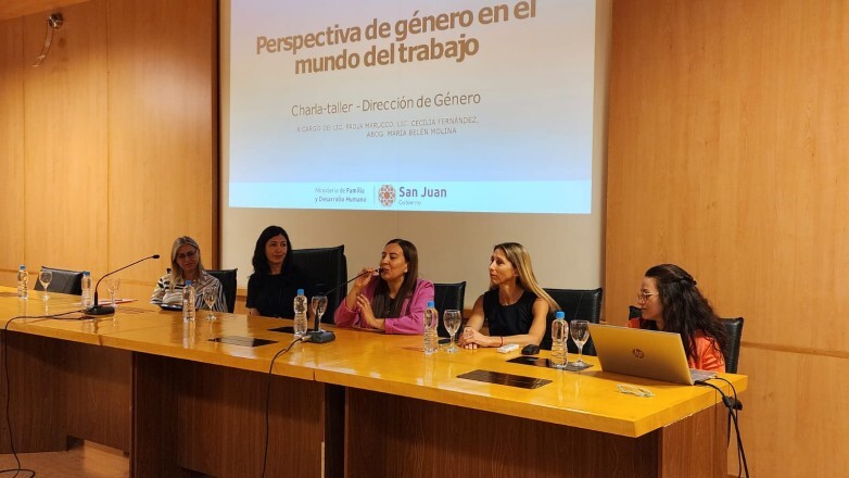 En al Aula Magna de la Facultad de Filosofía y Humanidades de la Universidad Católica de Cuyo, se llevó a cabo la exposición del tercer módulo «Violencia de Género en el Ámbito Laboral»