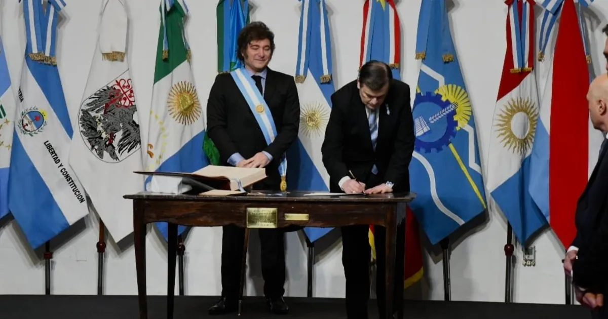 Gerardo Zamora firmando el Pacto de Mayo.