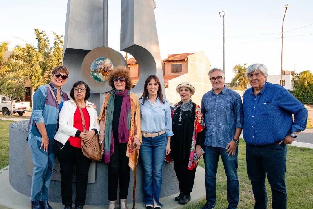 La intendenta de la ciudad de San Juan participo de la puesta en valor de la escultura «Germinando vida»