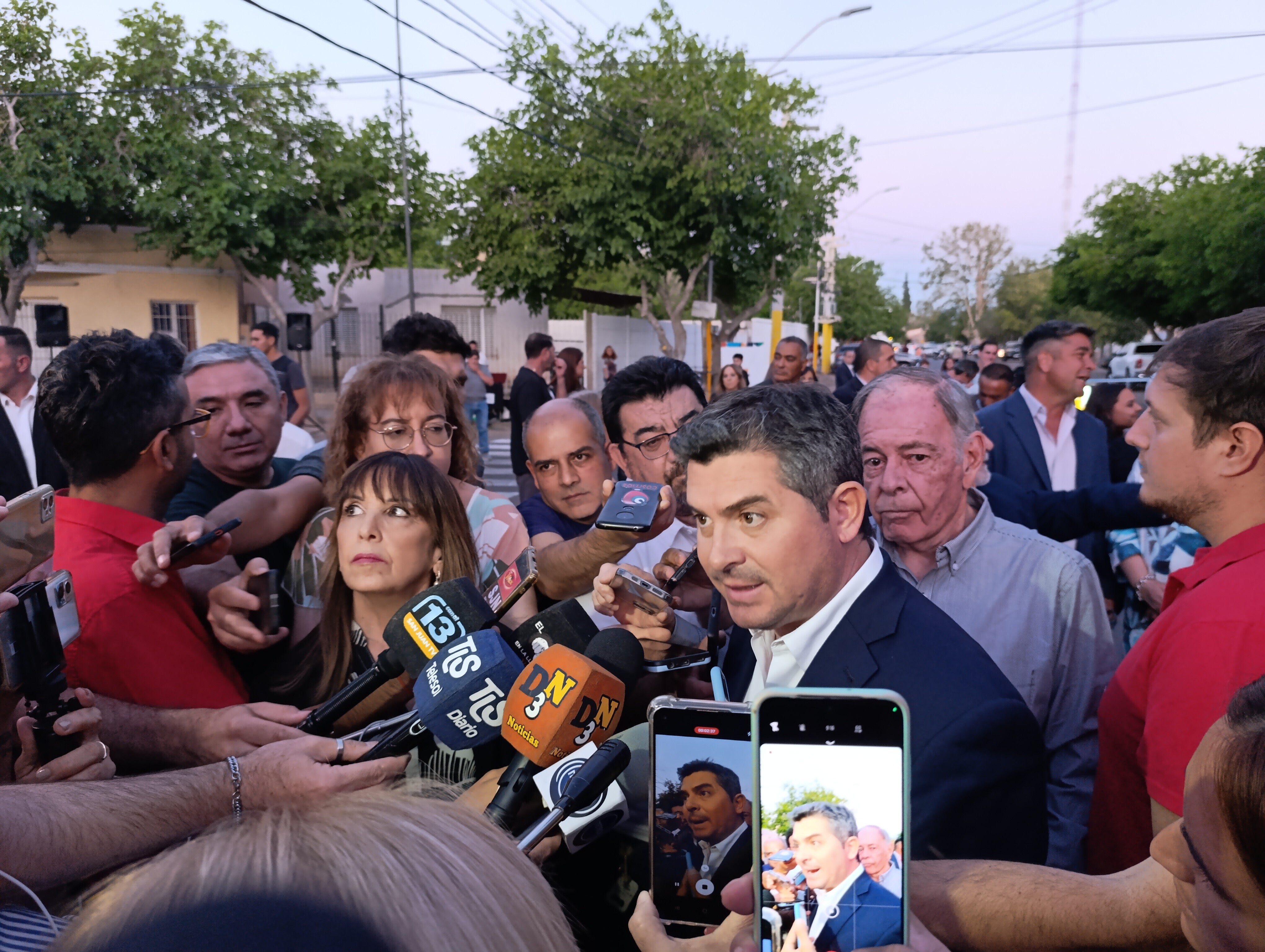 El gobernador Marcelo Orrego luego de participar de la inauguración de la repavimentación de la calle Sargento Cabral en Capita, destacó que  en San Juan se espera que haya una gran cantidad de obras de pavimento