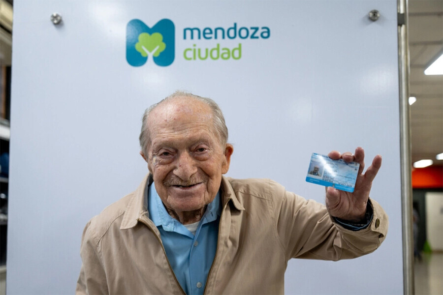 A los 100 años renovó su licencia de conducir y seguirá al volante por tres años más