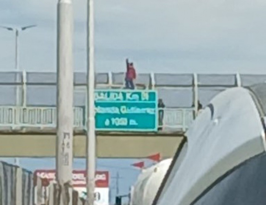 Tensión sobre la autopista Buenos Aires – La Plata: Hombre intenta arrojarse desde un puente
