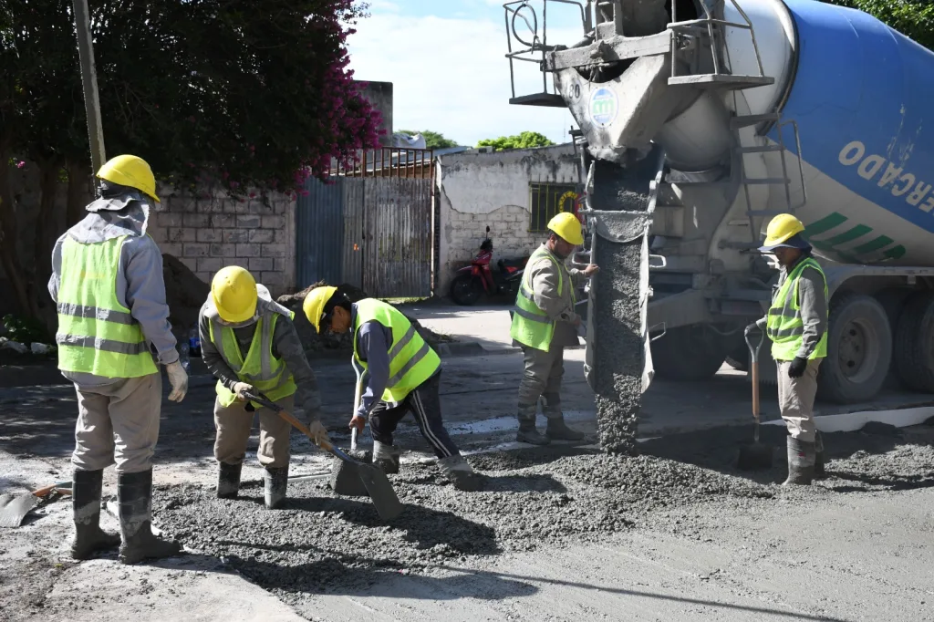 Colocaron nuevo hormigón en la calle Roque Sáenz Peña en el barrio Universitario