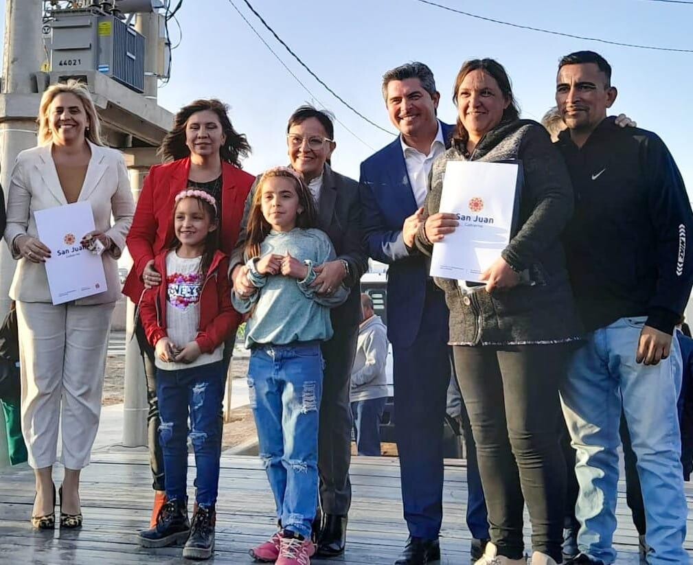 En Chimbas, 58 familias recibieron las llaves de su vivienda de manos del gobernador Orrego acompañado por la intendenta Daniela Rodriguez