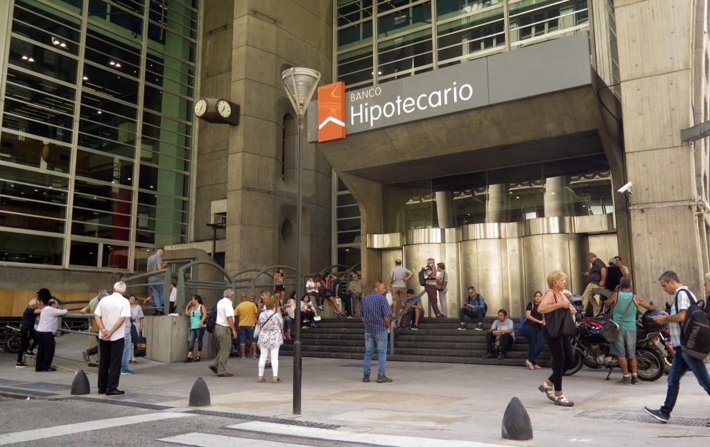 Bancarios acuerdan aumento salarial en línea con la inflación y el básico supera .850.000