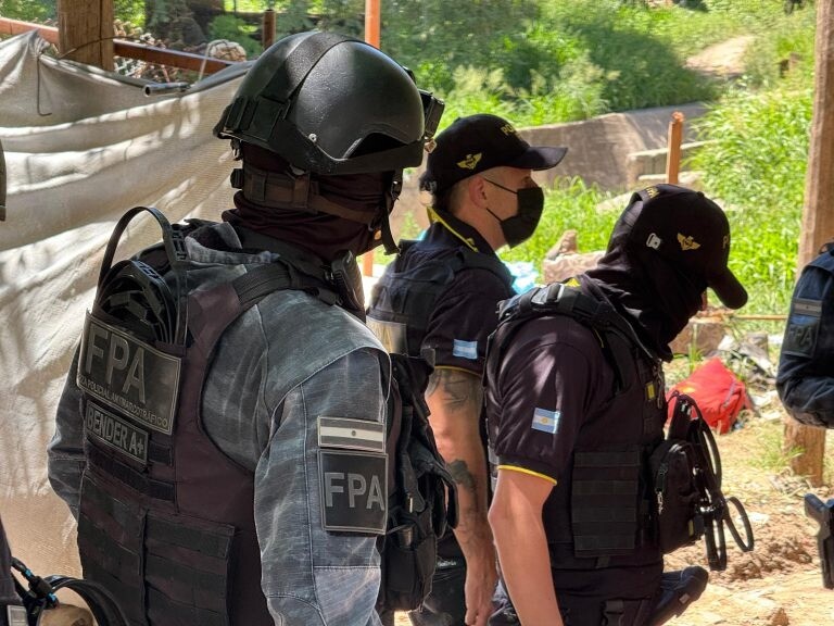 Allanan otra vivienda vinculada al empleado de laboratorio investigado por proveer insumos a una banda narco