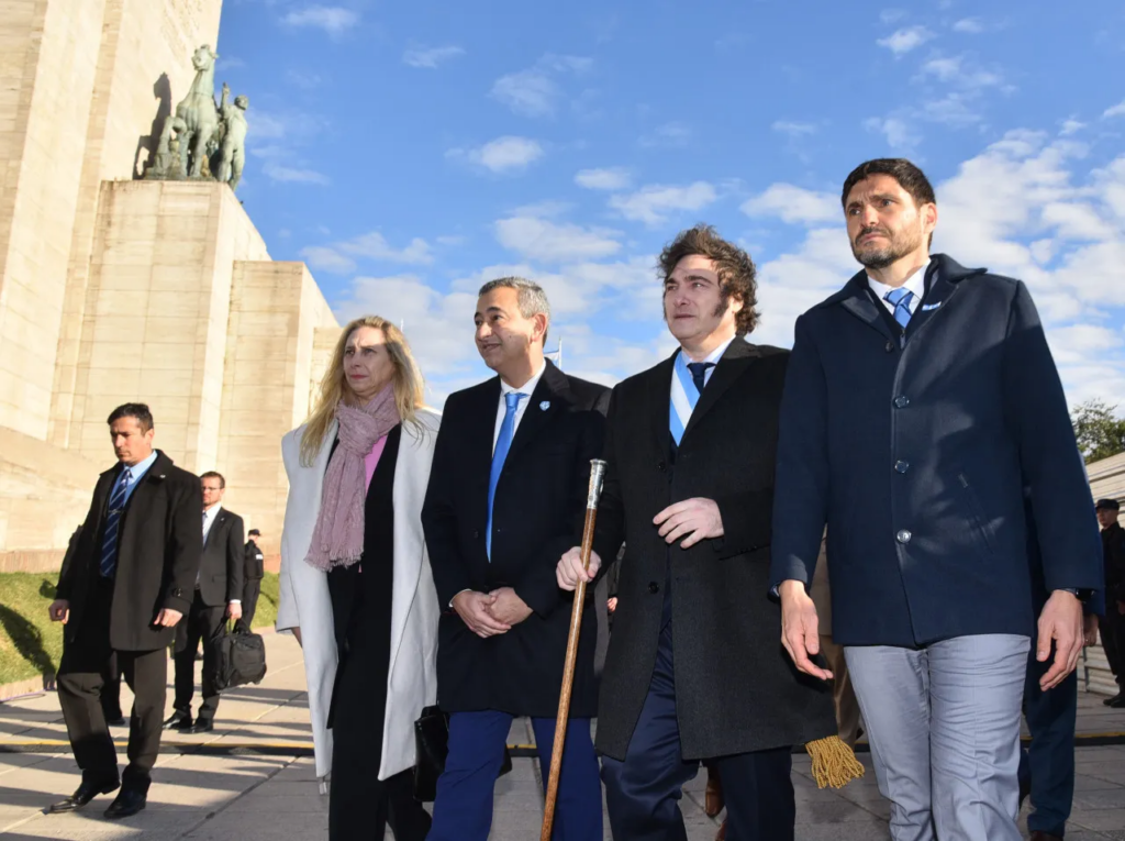 Milei llega a Rosario y el Gobierno de Santa Fe llevará sus reclamos por rutas nacionales y retenciones