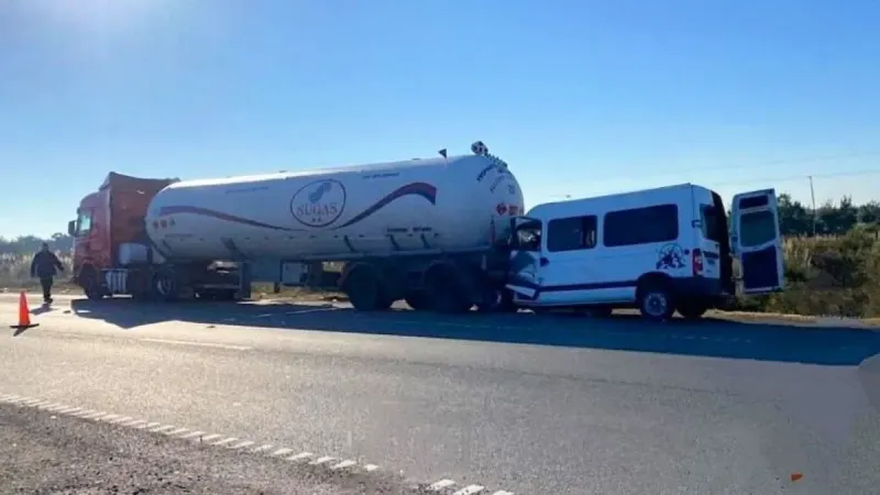 Murió el conductor de una furgoneta tras incrustarse contra un camión cisterna