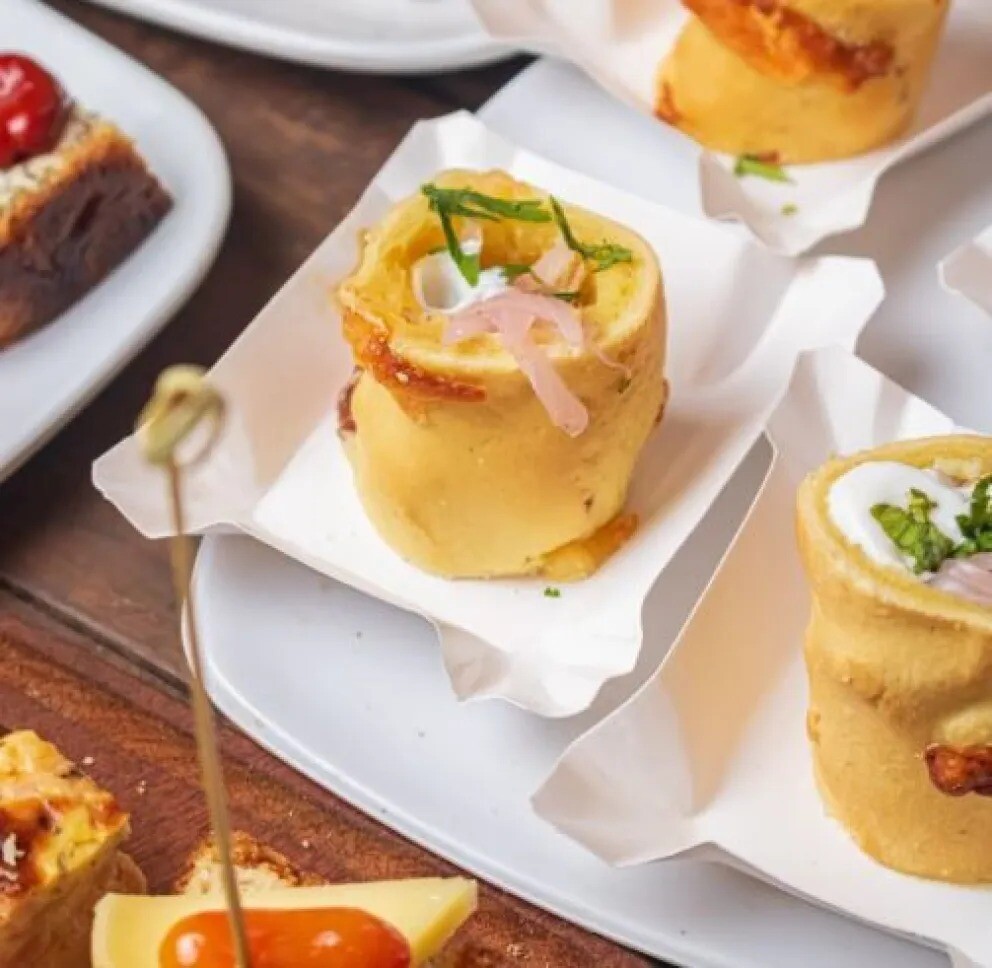 Chipá Mbocá relleno de cordero ahumado y salsa de yogurt griego