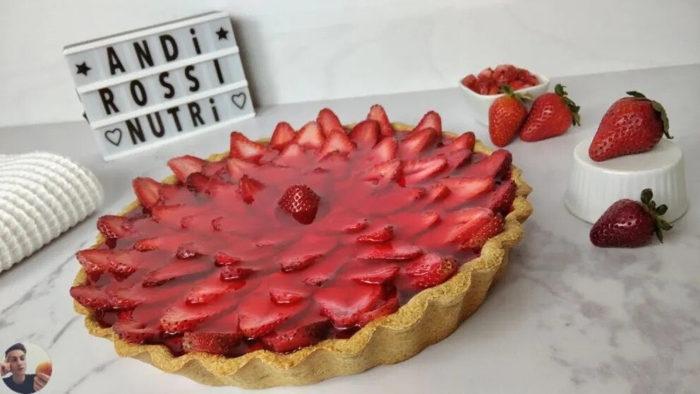 Postre sin manteca ni azúcar: cómo hacer la sabrosa tarta de frutillas en 10 minutos