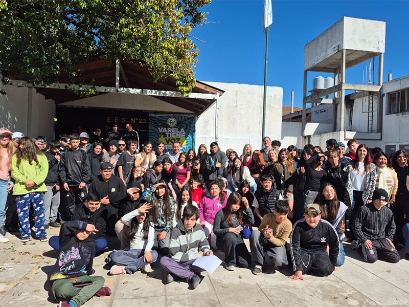 Florencio Varela: Estudiantes de la Secundaria Nº23 conmemoraron el Día de la Radiodifusión Argentina