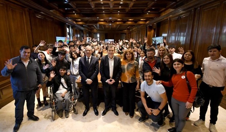 Los Alumnos de Los Juries y de Loreto Furon Recibidos por El Gobernador y El Jefe de Gabinete.