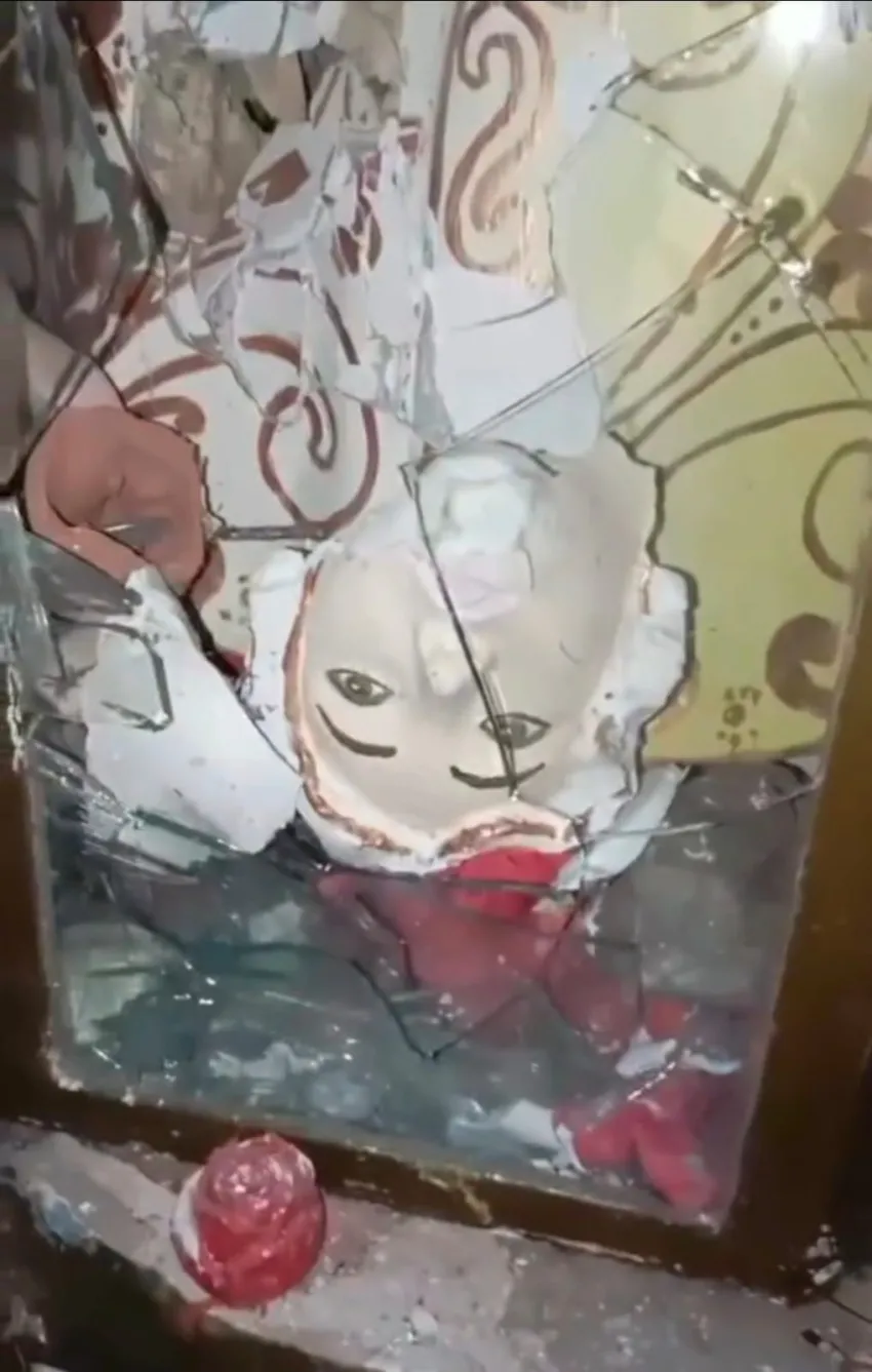imagén.webp Destrozos en una imagen de la Virgen de los Remedios en Parada Coco-Empedrado