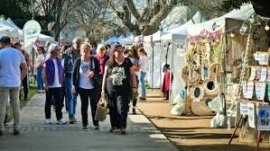 La Feria de la Comunidad Emprendedora tuvo una exitosa primera jornada y continúa el fin de semana en Plaza Moreno