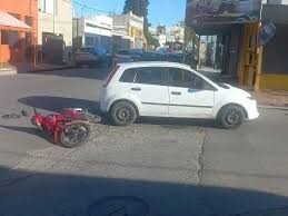 Choque entre un auto y una moto en Pellegrini y 9 de Julio dejó un herido