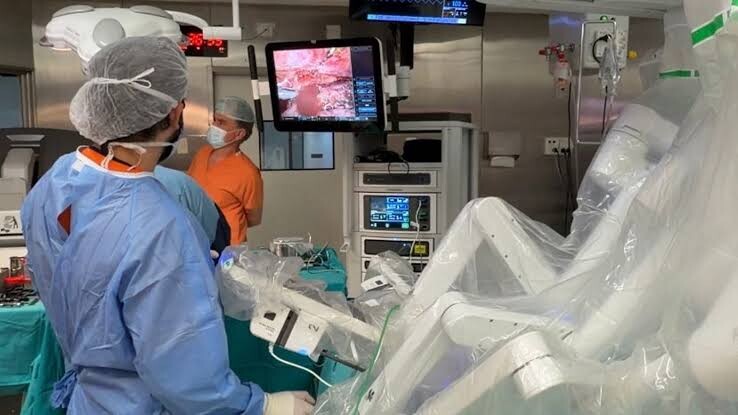 Un santafesino realizó el primer trasplante renal con asistencia robótica de Argentina