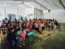El Cine Móvil no se detiene: llevó cine y diversión al barrio Aeroparque durante las vacaciones de invierno