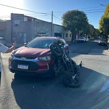 Choque entre una camioneta y una moto en Machado y Alsina con un herido