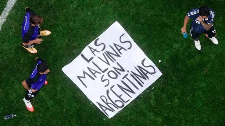 De una sábana de hotel a las manos de la Selección: la increíble historia de la bandera de Malvinas que burló la seguridad del Mundial