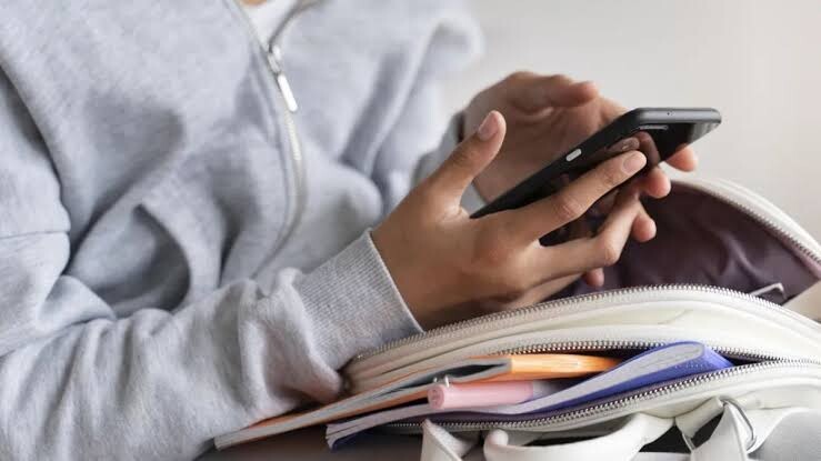 Un colegio santafesino impulsó un pacto de familias para postergar el celular propio y regular las pantallas