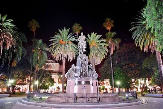 Conmoción en el centro de Salta: hallaron sin vida a un hombre en la Plaza 9 de Julio