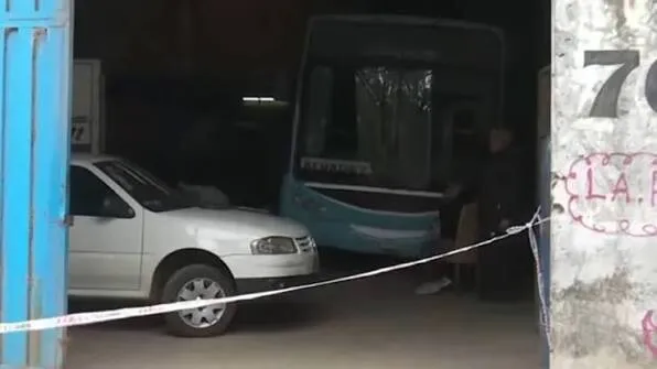 Tragedia en Rosario: un mecánico murió aplastado por un colectivo mientras lo reparaba