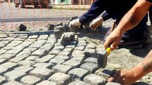 Este lunes continuarán los trabajos de arreglo de granitullo en avenida Colón