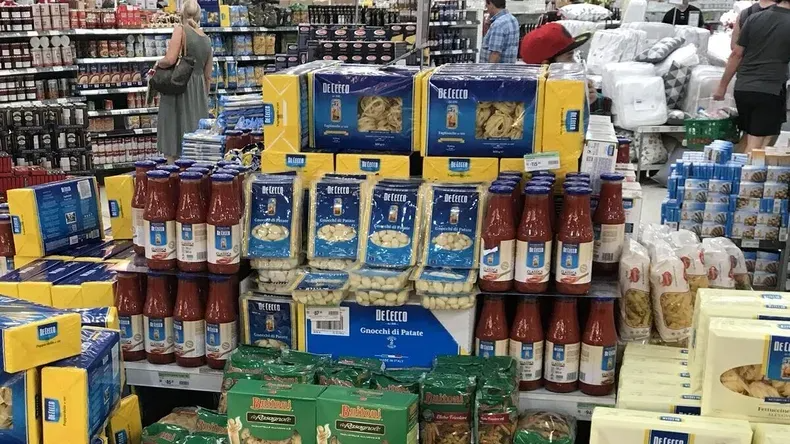 El Gobierno nacional eliminó la intervención de la ANMAT en la importación de alimentos para consumo personal.