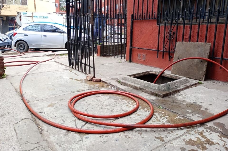 Vecinos de Las Flores II viven con agua de cloacas adentro de sus casas