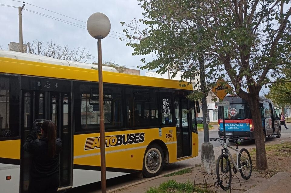 Un colectivo de la Línea 8 recibió un disparo en una ventanilla